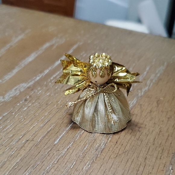 Elegant Gold tone Angel pin with bell - Picture 1 of 4